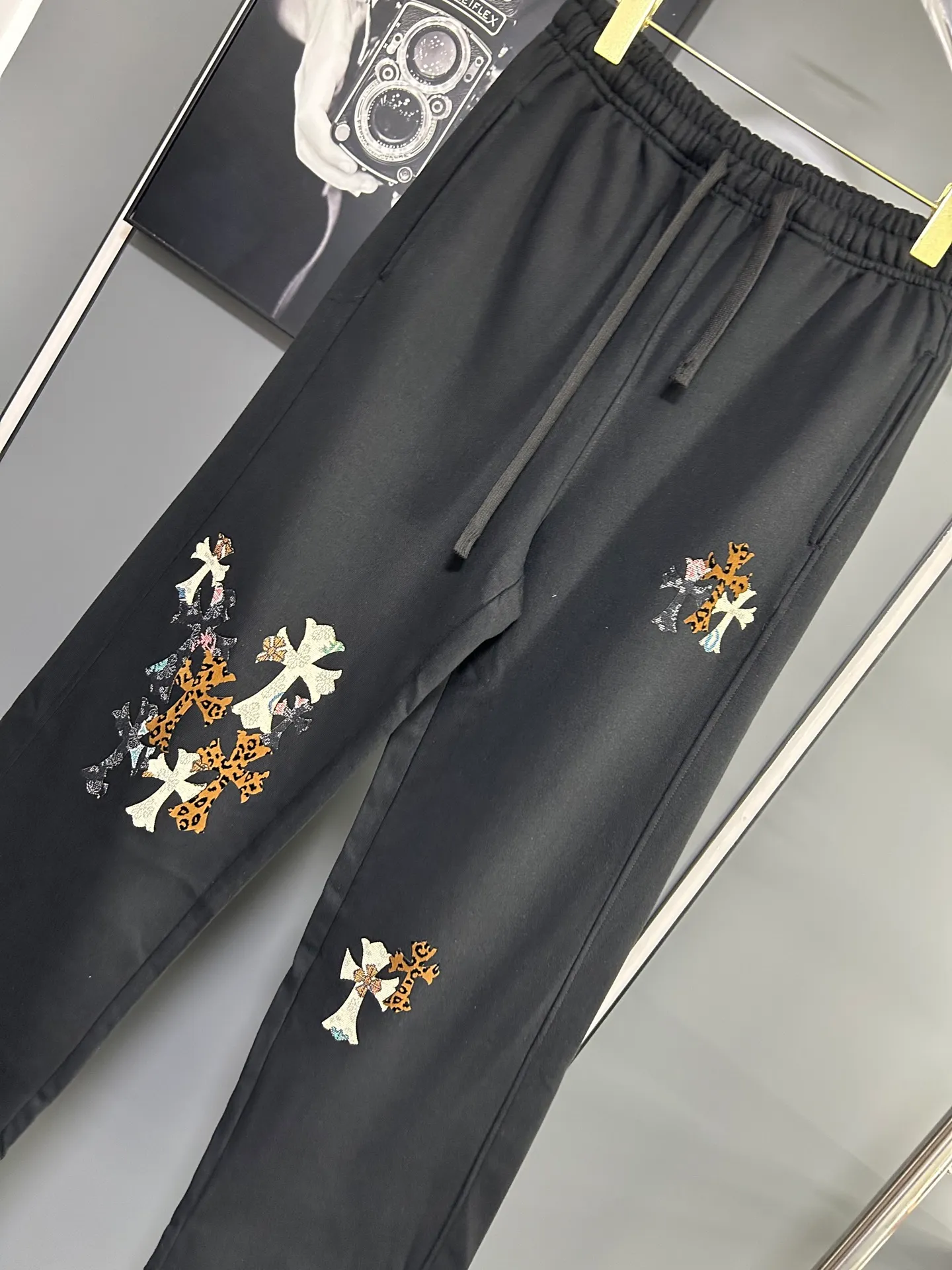 P220 Chrome Hearts 25 new colorful cross-mark loose straight trousers 2025 autumn and winter new embroidered elastic band casual trousers, customized fabrics at the counter. Made of 400g high-version terry fabric, with high breathability and comfort, impeccable details, no pilling and no deformation, brand element design concept, reflecting high quality. It feels delicate and soft! It presents casual tailoring, the same style for men and women, and the upper body shape is awesome! Size: S M L XL Color: Black